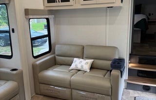 Luxury & Comfort 5th Wheel– Perfect for Adventures