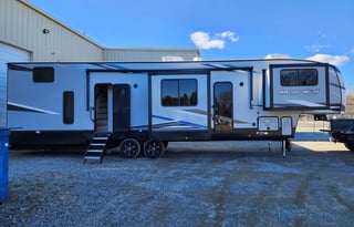 The Glamper Camper - Pet Friendly & Delivery Avail