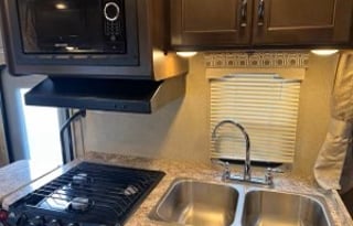 2018 Thor Motor Coach Four Winds, Sleeps 6/25ft