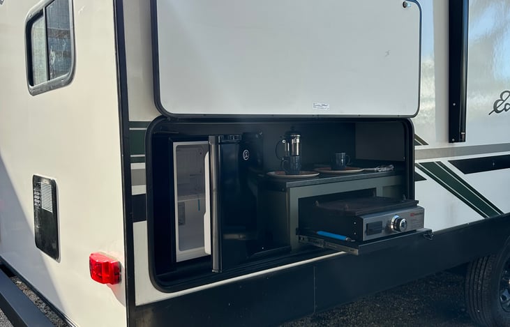 outdoor kitchen with Lodge cast-iron griddle for easy cooking and cleanup