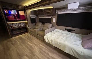 Five-Star Desert Oasis on Wheels!