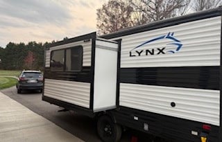 Camp w/Puma Thurman, a charming  Heartland Prowler