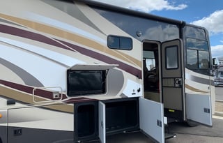 2014 Thor Motor Coach Miramar 32 1