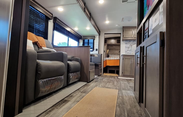 Beautiful flooring thru out this unit gives you a sense of being in a 5 star hotel at times.