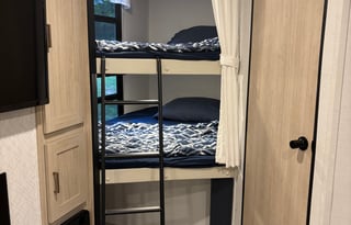 Komodo Kampers RV Rental-Avenger