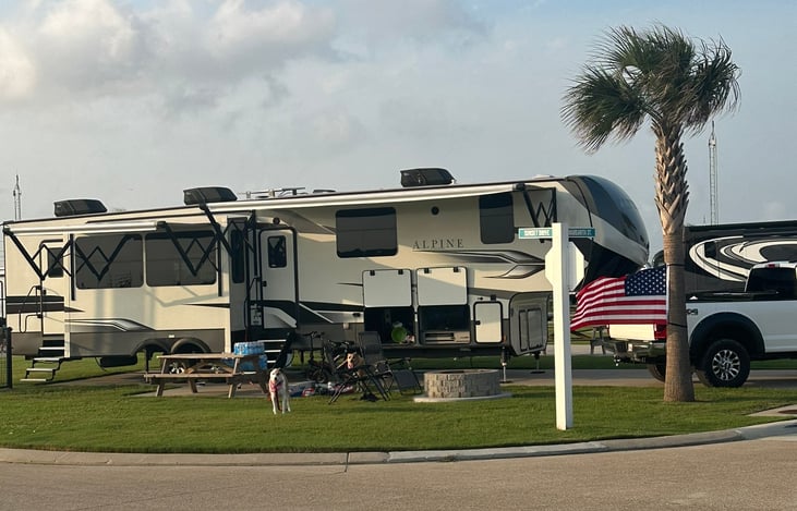 3 air units to keep everyone cool and comfortable. 2 entries, one into the kitchen (in the back) and one centrally located .