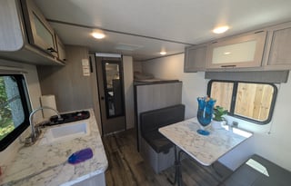 2024 Coleman Lantern 17b- Light & Easy Tow