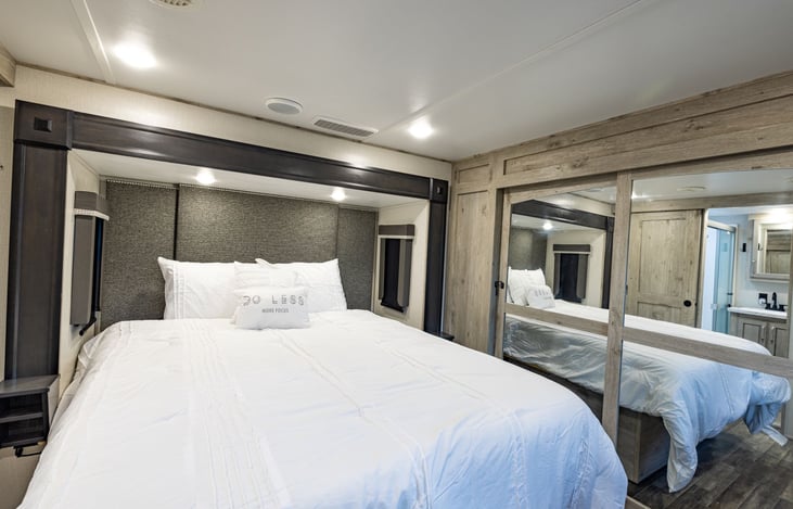 Main bedroom queen size bed with full closet.