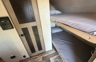 Spacious Clean 23' Outback Trailer w/slideout Bed