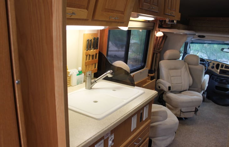 Two captains chairs in rear with seatbelts / Table