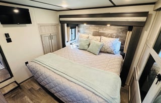 The Cabana Montana - 2021 Montana HC 377FL