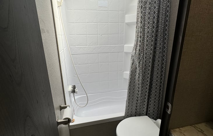 Separate tub/shower and toilet restroom.