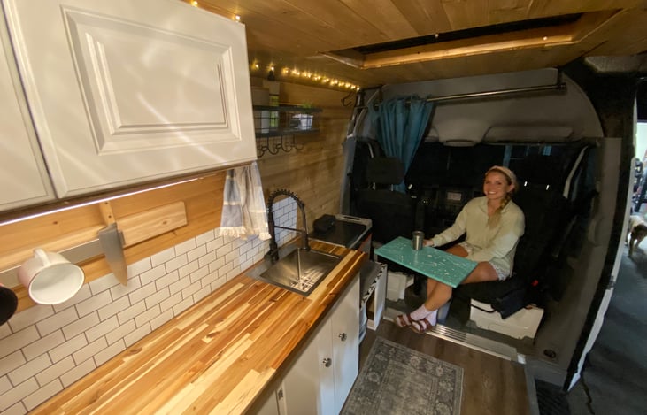 The swivel seat and storage comfy bench seat make meal time easy. Roving storage cube makes an easy seat for a third person.