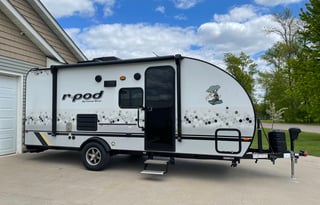 Sleeps 5, lots of upgrades! 600W solar system