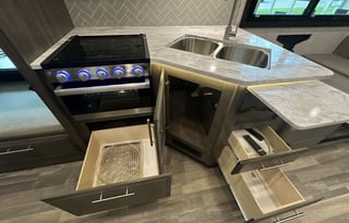 The Cowtown Coach! - AutoLevel, 2 A/Cs, Bunk Model