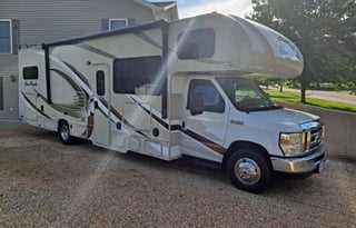 LIKE NEW- 31 foot Class C with Bunkbeds!!