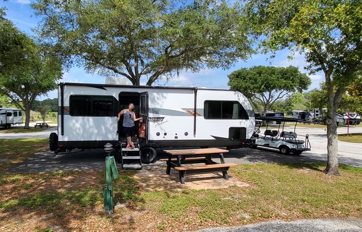 28FT COUPLES CAMPER WITH OPEN CONCEPT LIVING SPACE & KITCHEN.
