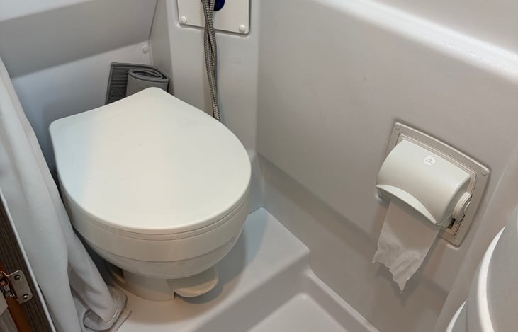 full wet bath with adjustable shower head