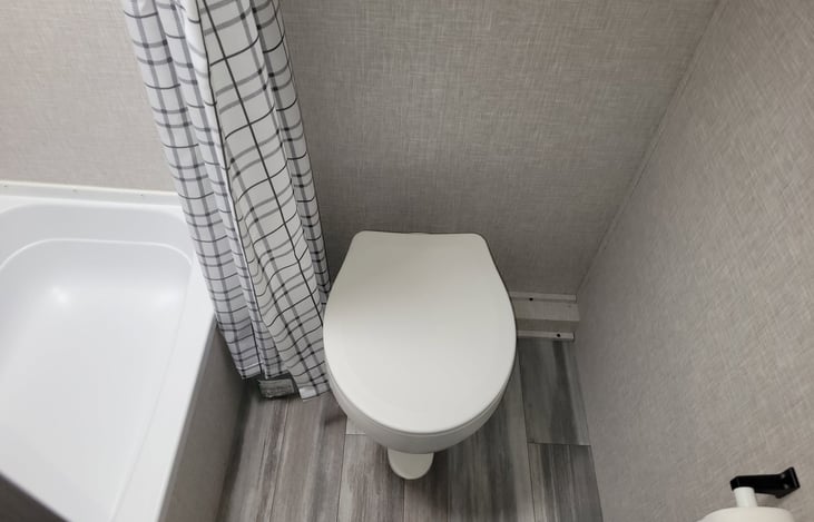 Tub/Shower combo with flexible hose with multi-shower head