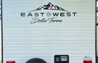 Sassy Sasquatch – Family Bunk w/ Outdoor Kitchen