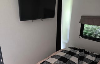 Spacious Shasta I-5–Sleeps 10 | Triple A/C & Bunks