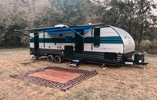 Cousin Kyle The Handsome 32ft Easy Tow Glamper