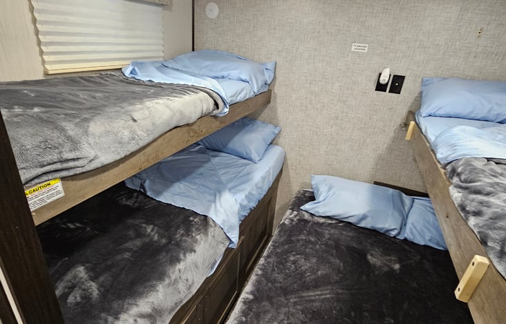 BUNK ROOM OPTION SLEEPING FOR 5. 3 SINGLE BEDS AND A FULL SIZE BED