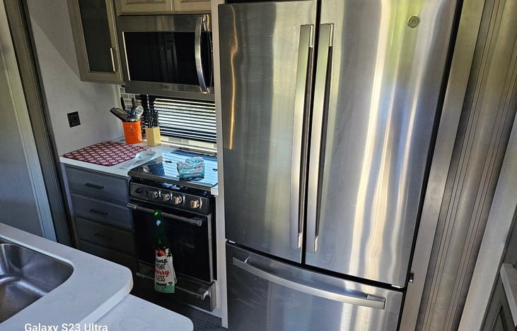 Kitchen
Full Size Refrigerator W/Ice Maker
3 Burner Stove W/Oven
Full Size Convection Microwave