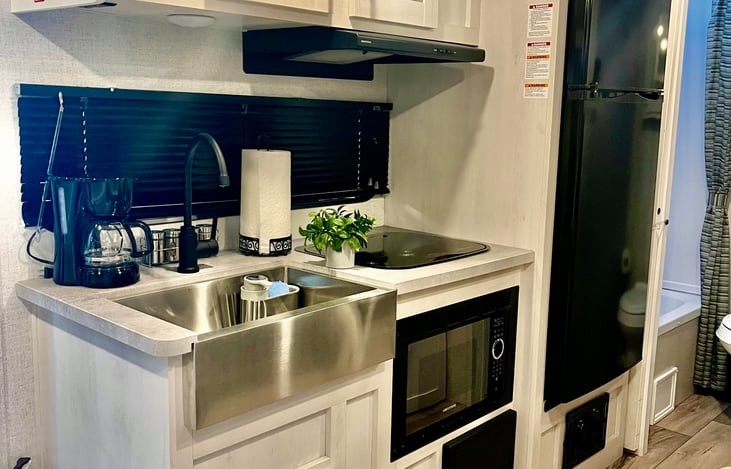 GO MAKE DELICIOUS MEALS IN THIS EXQUISITE KITCHEN FULLY EQUIPPED!