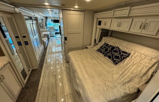 Holiday Rambler Luxury Coach /2 Full Baths & Bunks