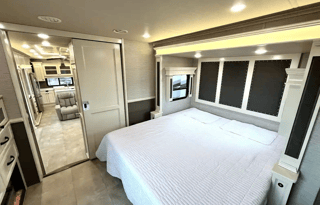 BEACON w/ King Bed, Res Kitchen 1.5 Baths & W/D