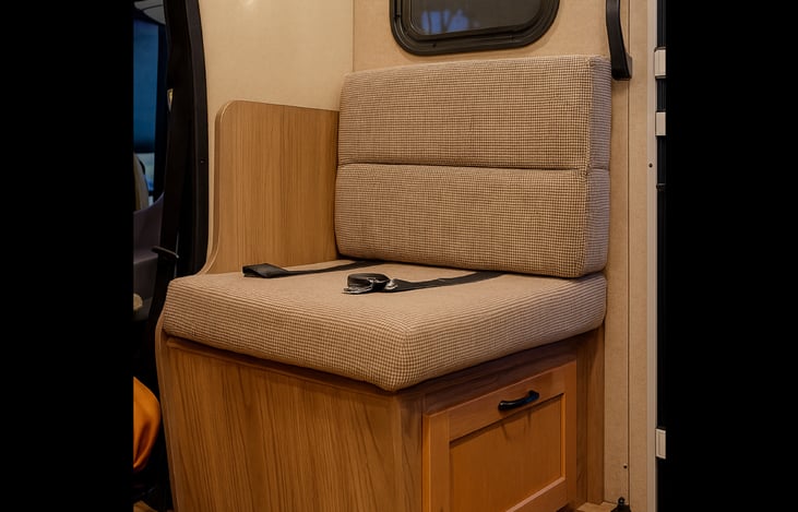 Additional seat with seatbelt