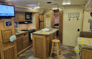 Great Family Getaway w/ 2 Slide Outs(Hybrid)