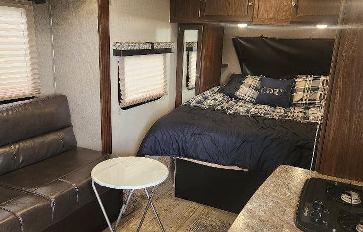 Comfy and Cozy. Queen size bed