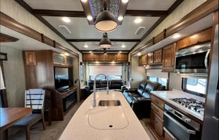 Couples Getaway or Family Pet Friendly Fifth Wheel