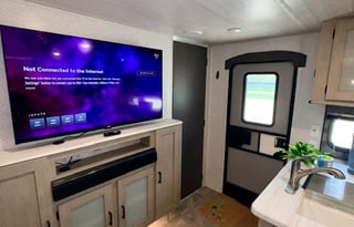 Family Oasis - 31 Ft Immaculate Camper Sleeps 8