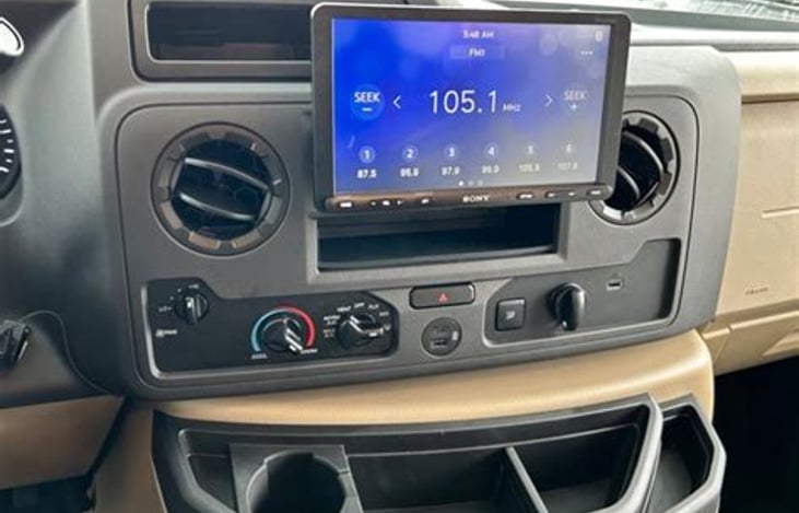 Large dispay with Apple carplay and Android auto.