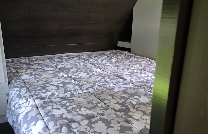 Queen bed opposite side