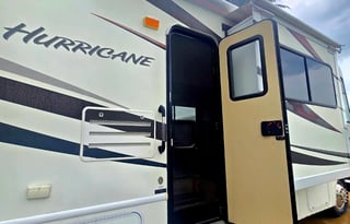 2011 Thor Motor Coach - Hurricane 32D