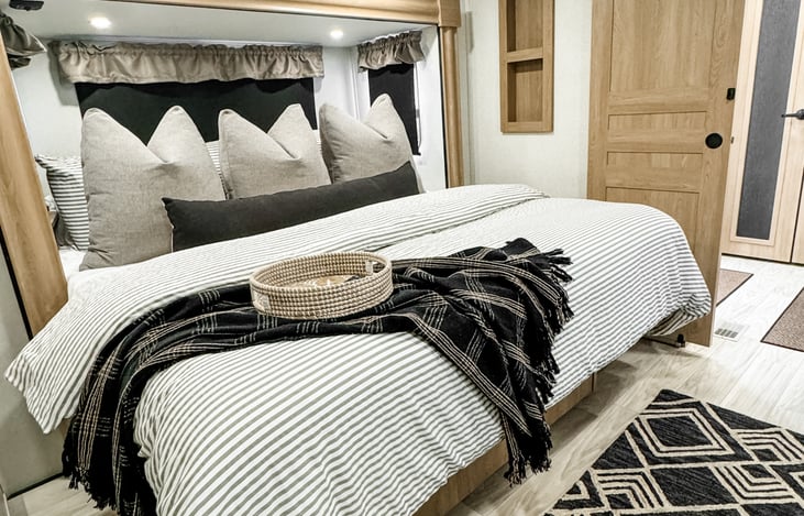 King Bed w/Memory Foam and Pillow Top