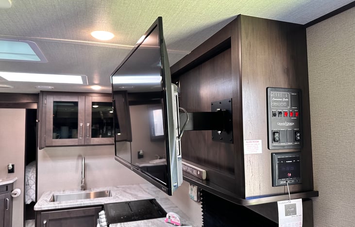 Swivel smart Roku tv