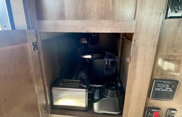 coffee maker, toaster and blender included