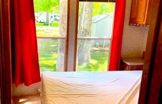 Yogi Bear ™ Hide-A-Way