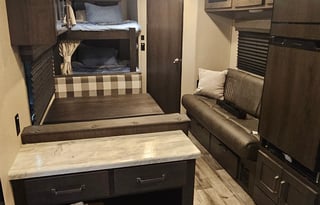 Great Family Getaway w/ Bunk House (DELIVERY ONLY)
