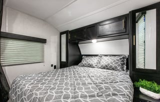 Luxury RV w/patio, Relax - bbq