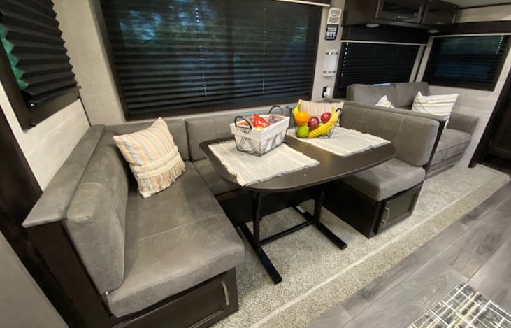 "U" Shaped Dining, converts to bed