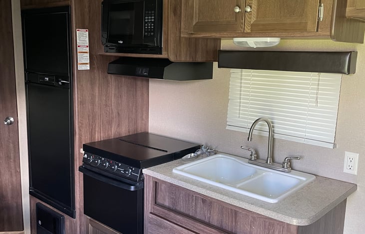 Fridge/freezer, oven, microwave, sink