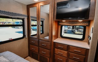 2021 Thor Omni 5 Star Luxury RV 4x4 Diesel