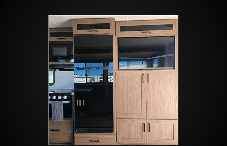 📺 Morning Essentials
We've thought of the early risers! The unit includes a fully functional refrigerator to keep milk, juice, and snacks cold, and a TV ready for early morning cartoons or entertainm