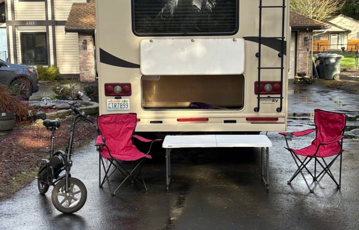 6 folding chairs and folding table